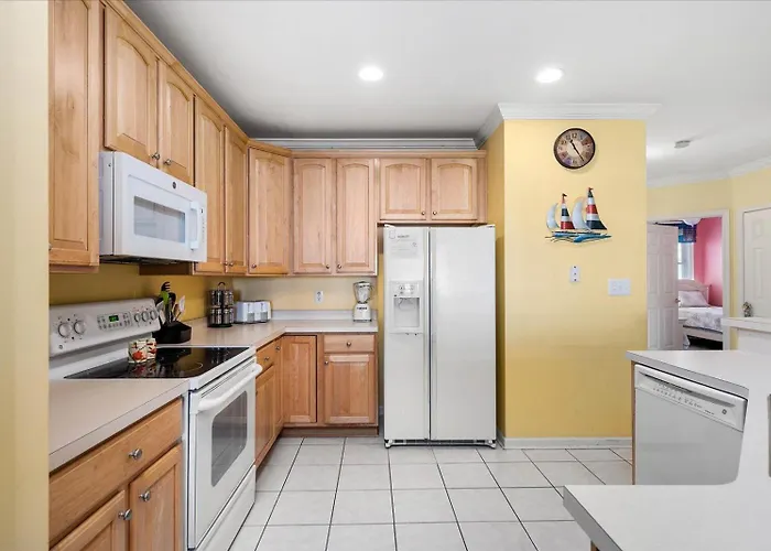 Family Friendly 3 Bedroom In Sunset Island With Waterview! Pools, Gym, And More!