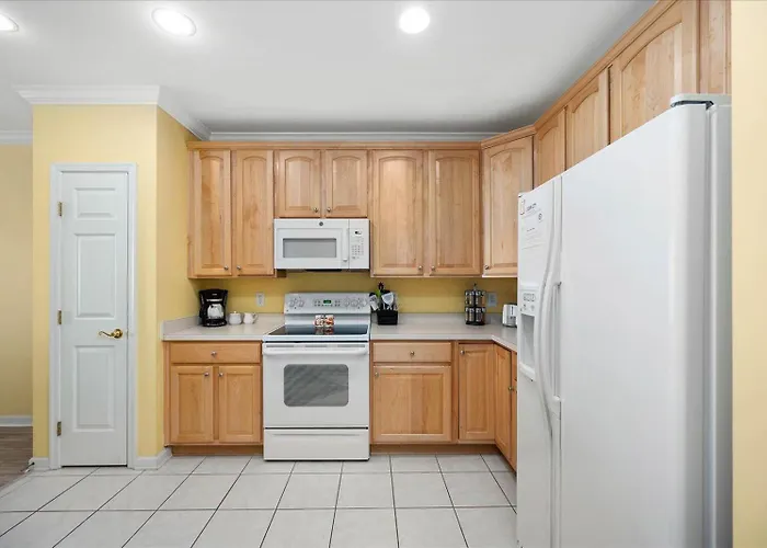 Family Friendly 3 Bedroom In Sunset Island With Waterview! Pools, Gym, And More! *