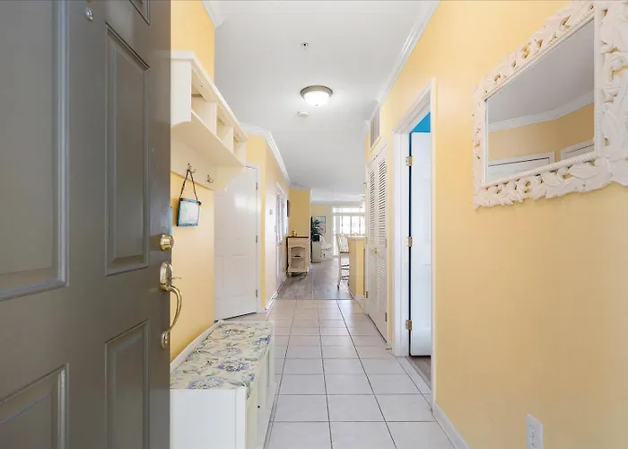 Family Friendly 3 Bedroom In Sunset Island With Waterview! Pools, Gym, And More! Holiday home *