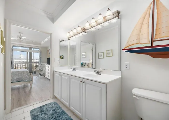 Holiday home Family Friendly 3 Bedroom In Sunset Island With Waterview! Pools, Gym, And More! *