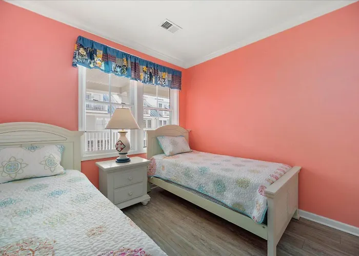 Family Friendly 3 Bedroom In Sunset Island With Waterview! Pools, Gym, And More! *