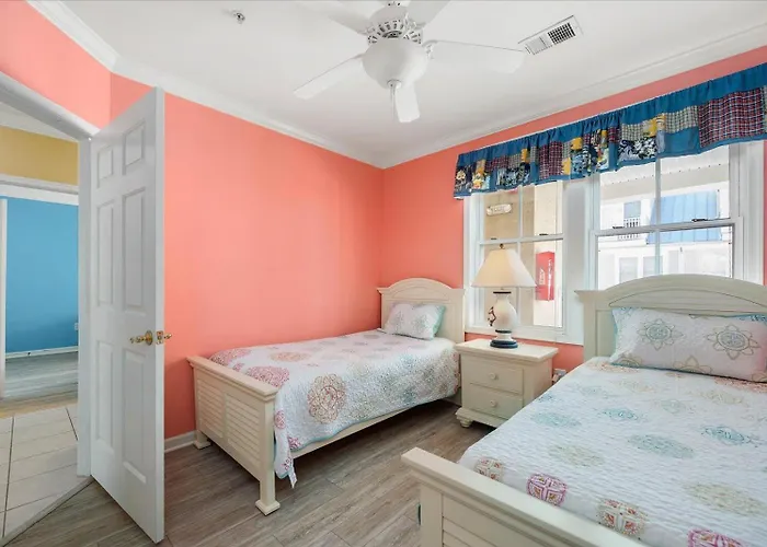 Family Friendly 3 Bedroom In Sunset Island With Waterview! Pools, Gym, And More! Holiday home
