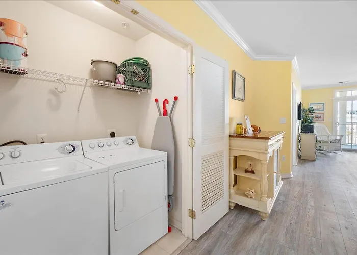 Family Friendly 3 Bedroom In Sunset Island With Waterview! Pools, Gym, And More! Holiday home *